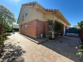 Maison jumelée à Pioz. Venta chalet pareado en esquina con piscina