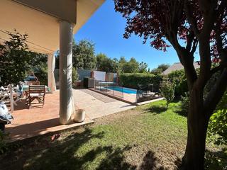 Casa aparellada a Pioz. Venta chalet pareado con piscina en esquina