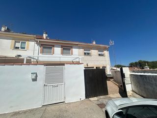 Semi detached house in Corpa. Chalet adosado de esquina