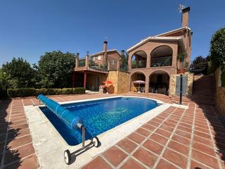 Chalet in Pioz. Venta chalet independiente con piscina