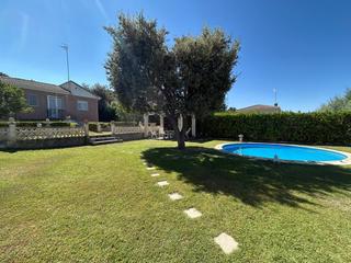 Xalet a Fuentenovilla. Chalet con piscina en fuentenovilla