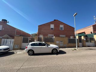 Xalet a Pioz. Chalet pareado en venta en pioz