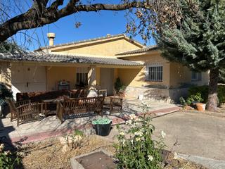 Casa en Pioz. Venta chalet independiente en las suertes
