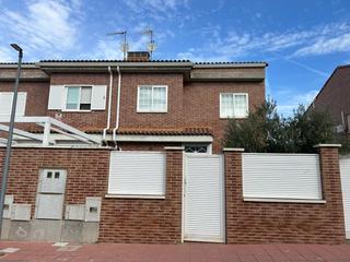 Maison jumelée à Pioz. Venta chalet urbanizacion las villas de pioz