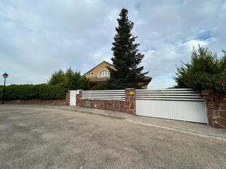 Xalet a Fuentenovilla. Chalet independiente con piscina en fuentenovilla