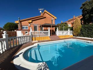 Chalet à Loranca de Tajuña. Chalet independiente con piscina