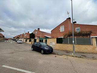 Casa pareada en Pioz. Chalet pareado en valcastillo