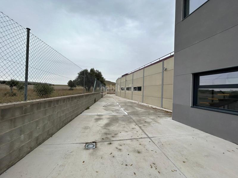 Foto 00c6659a-8971-4ae9-b3dd-6fc7689f1371. Fabrikhalle in Villalbilla pueblo Villalbilla