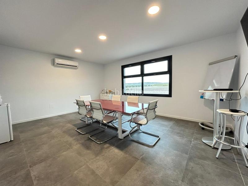 Foto 5a646af5-9307-42a4-bad4-063691130271. Fabrikhalle in Villalbilla pueblo Villalbilla