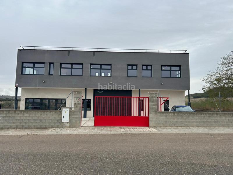 Foto b34848b8-c6f5-41a1-9082-38b438652075. Fabrikhalle in Villalbilla pueblo Villalbilla