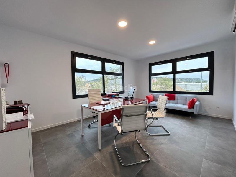 Foto bb2494ba-51b7-4bd6-b1ee-ead1f5108ccf. Fabrikhalle in Villalbilla pueblo Villalbilla