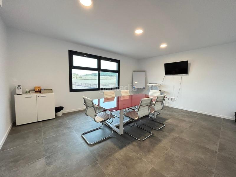 Foto bbc06ecd-d914-467a-94d3-d06578e23267. Fabrikhalle in Villalbilla pueblo Villalbilla