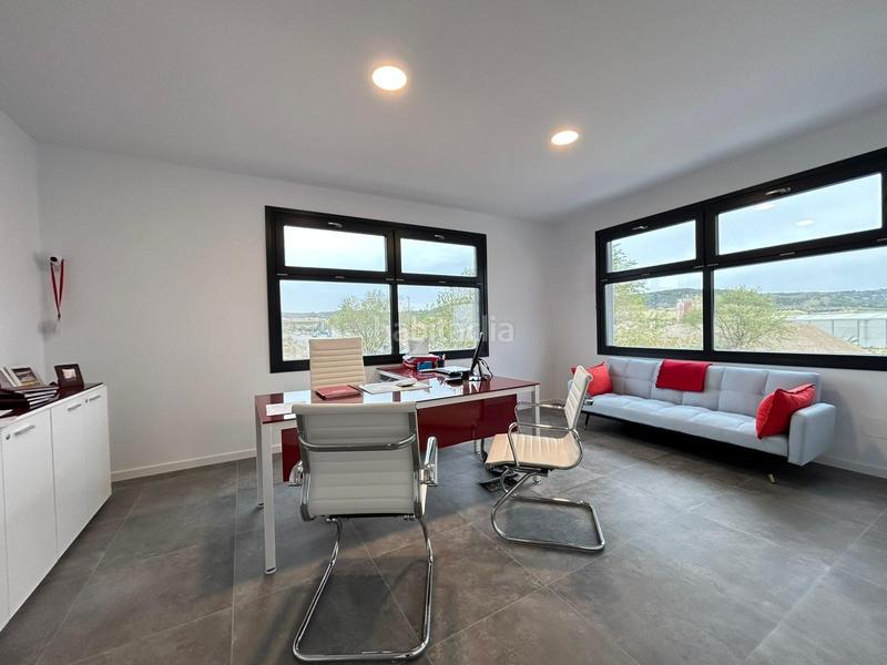 Foto bda5728e-57b4-4a77-be00-28963bbe71a4. Fabrikhalle in Villalbilla pueblo Villalbilla