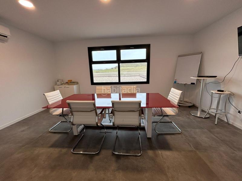 Foto bf54f5ab-eeda-4045-84f0-2f209fd7b249. Fabrikhalle in Villalbilla pueblo Villalbilla