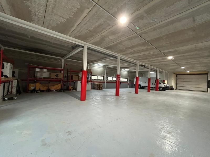 Foto ccd2144d-30bb-4c57-bf7f-fc0a7b9a1c64. Fabrikhalle in Villalbilla pueblo Villalbilla