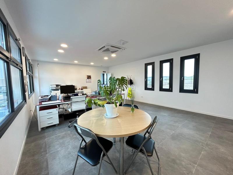 Foto d49510c6-f2d3-4fad-b245-8db35ea633bb. Fabrikhalle in Villalbilla pueblo Villalbilla