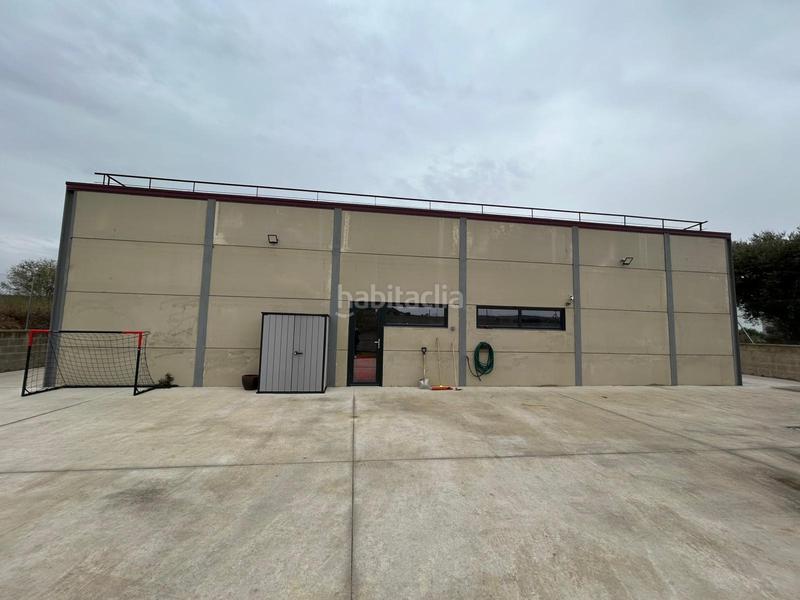 Foto df9cc21a-475b-4f83-90c0-522b22d06497. Fabrikhalle in Villalbilla pueblo Villalbilla