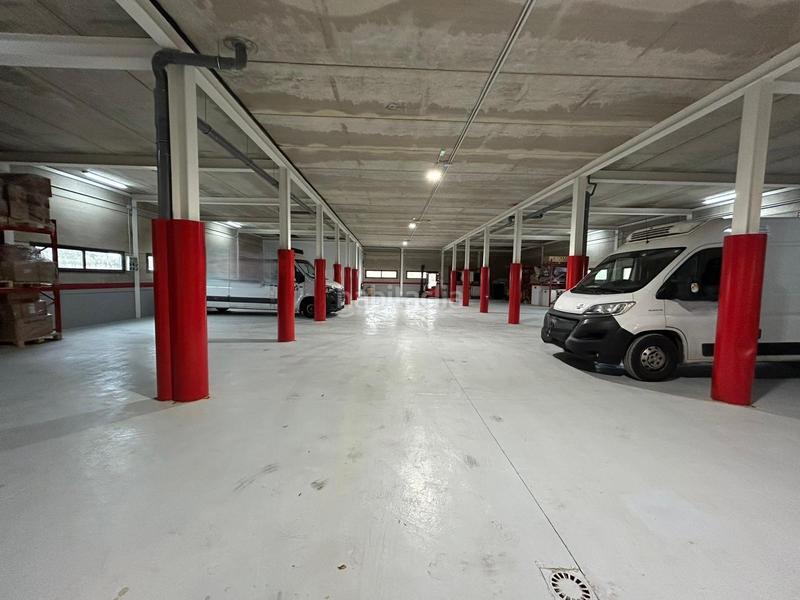 Foto e5f1a100-ad3c-471b-9060-5d0eb2a5fdef. Fabrikhalle in Villalbilla pueblo Villalbilla