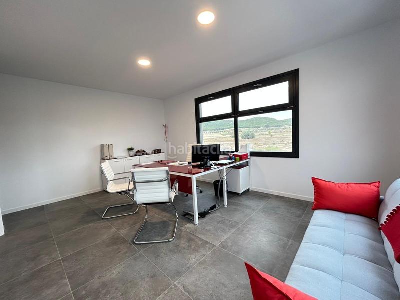 Foto ffcc2080-8cbd-4a09-a6ca-7bc285f33ab7. Fabrikhalle in Villalbilla pueblo Villalbilla