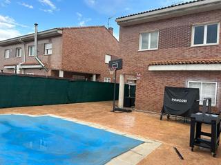 Location Maison jumelée à Pioz. Alquiler bonito y espacioso chalet pareado con piscina