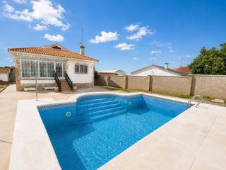 Chalet en Pezuela de las Torres. Chalet independiente con piscina en pezuela de torres, urb. los
