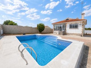 Chalet in Pezuela de las Torres. Chalet independiente con piscina en pezuela de torres, urb. los