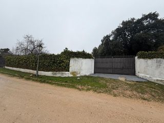 Wohngrundstück in Loranca de Tajuña. Parcela con dos edificaciones en urbanización fuente tajuña. lor