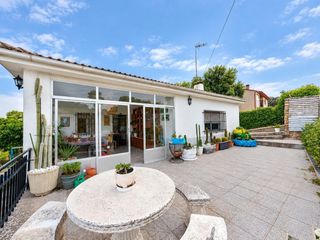 Chalet in Hontoba. Chalet con piscina en urbanización el mirador, hontoba