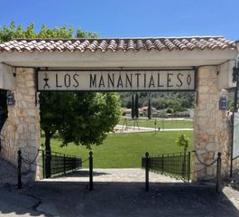 Wohngrundstück in Hontoba. Parcela urbana de 1.300 m2 en los manantiales, hontoba