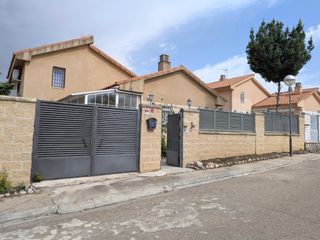Chalet in Loranca de Tajuña. Chalet individual en venta en urbanización montejaral loranca de