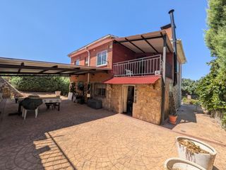 Chalet in Fuentenovilla. Venta chalet independiente en urbanizacion las fuentes de fuente