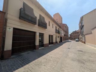 Car parking in Casco Histórico. Plaza de aparcamiento en calle damas