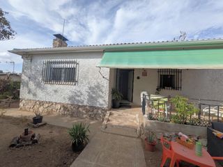 Chalet à Loranca de Tajuña. Chalet con piscina en urbanización