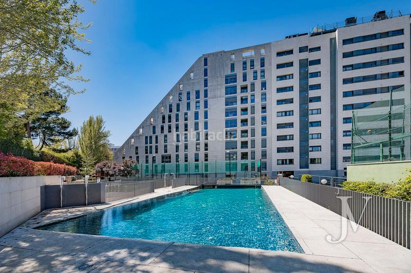 Foto c97755ca-8edd-492c-b107-b76327af7c16. Piso puerta de hierro: edificio del 2015, zonas comunes, piscina, padel, gym, 3 dormitorios con 2 baños, garaje, trasetro en Madrid