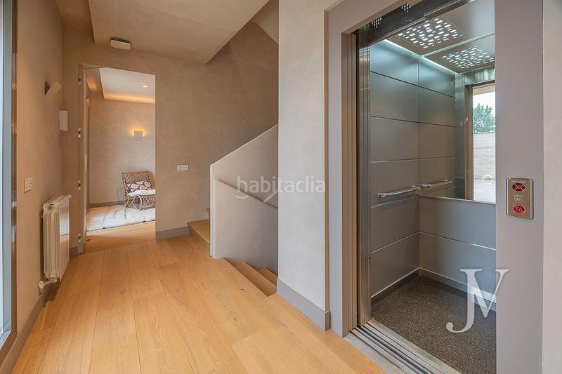 Foto 0a508111-6876-45cb-a858-2fe6ca8b28f5. Xalet amb xemeneia calefacció aparcament piscina a Madrid