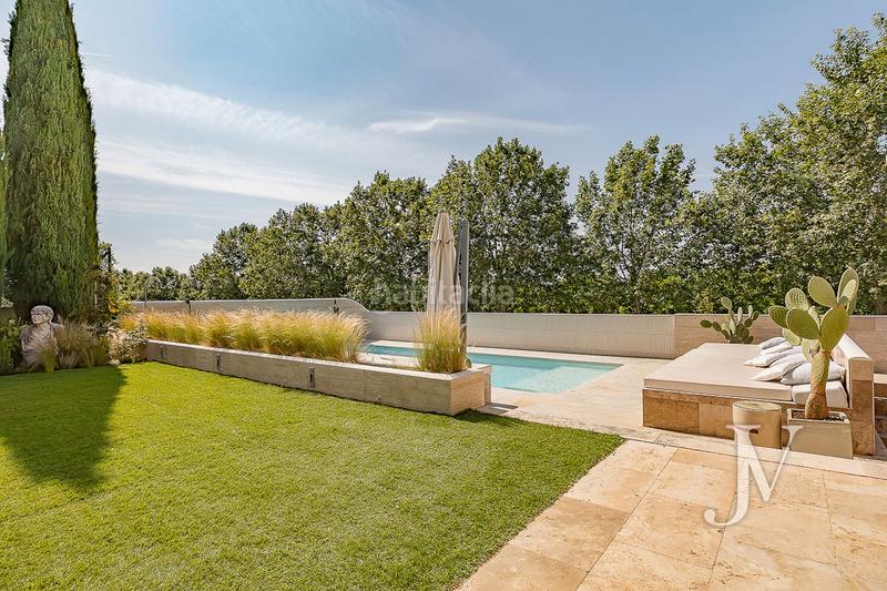 Foto 0e308eaa-363a-4710-9a24-fe3af7ebff16. Xalet amb xemeneia calefacció aparcament piscina a Madrid