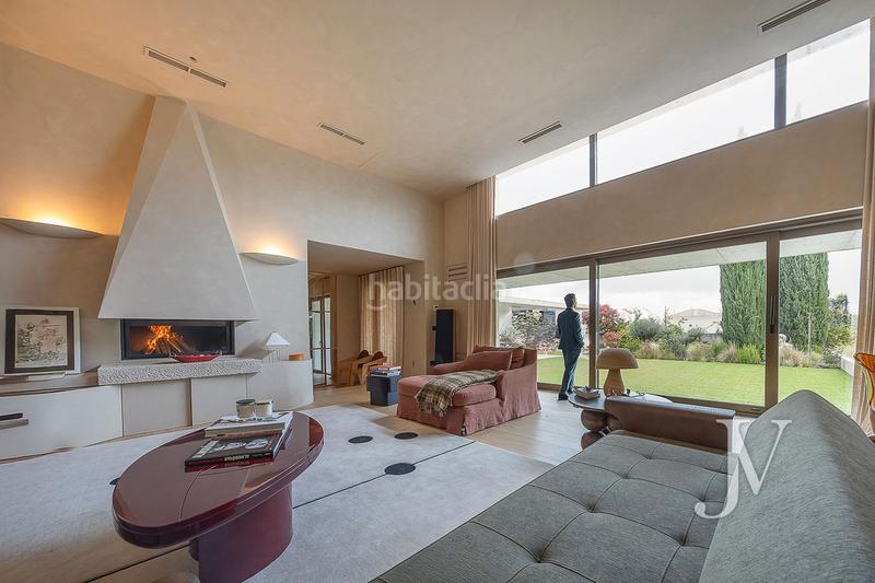 Foto 20310cdb-52fd-4b65-9f9e-6022d12bd239. Xalet amb xemeneia calefacció aparcament piscina a Madrid