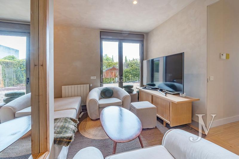 Foto 367ee920-dabf-41bd-97e0-14c5bd946e20. Xalet amb xemeneia calefacció aparcament piscina a Madrid