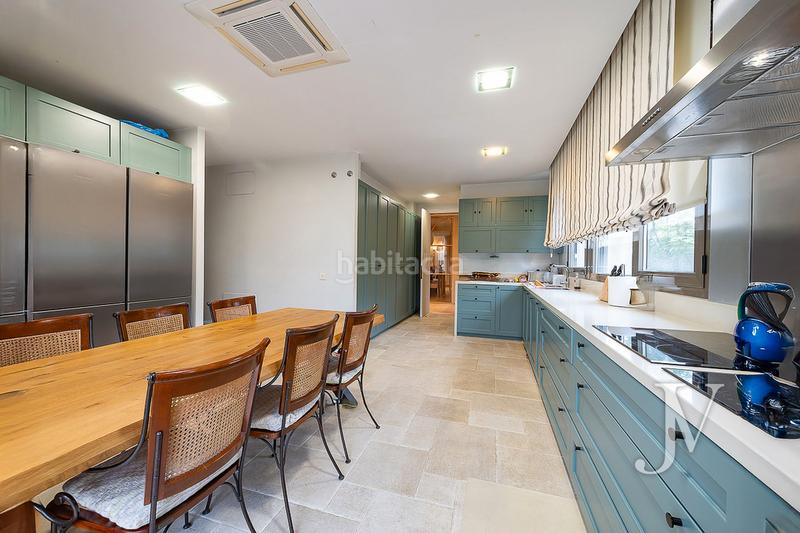 Foto 38995953-d987-4ca9-804e-ad528b4e95a9. Xalet amb xemeneia calefacció aparcament piscina a Madrid