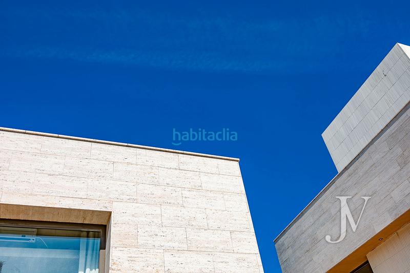 Foto 40a60c4e-2139-4ab6-bd9a-6af23db68a7c. Xalet amb xemeneia calefacció aparcament piscina a Madrid