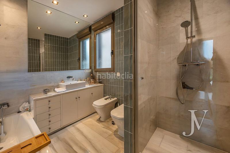 Foto 477b2d33-0737-41de-838b-9944631372ad. Xalet amb xemeneia calefacció aparcament piscina a Madrid