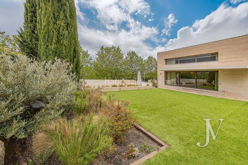 Foto 4c83815a-8379-4446-9918-0ccca243aa20. Xalet amb xemeneia calefacció aparcament piscina a Madrid