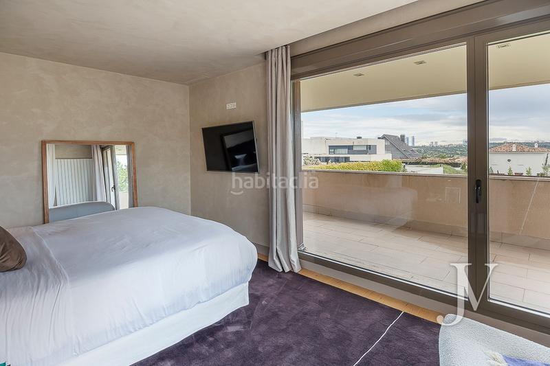 Foto 4c96af4c-1081-4d81-ae0a-25b66c2fb13d. Xalet amb xemeneia calefacció aparcament piscina a Madrid