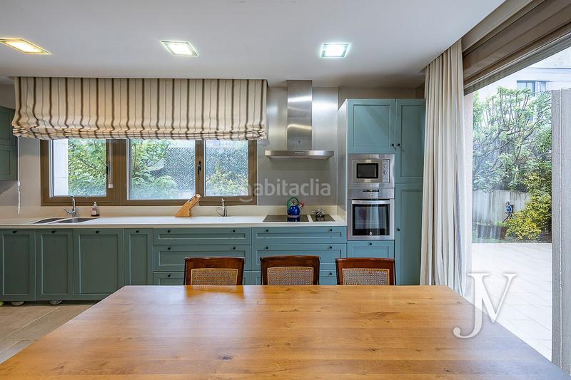 Foto 746ed4b8-a3fd-43f4-8d48-b8217713eb2d. Xalet amb xemeneia calefacció aparcament piscina a Madrid