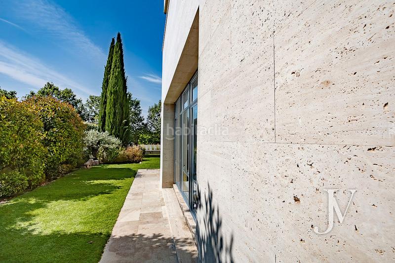 Foto 7982d829-16b6-4d63-8f71-31965d98fec0. Xalet amb xemeneia calefacció aparcament piscina a Madrid