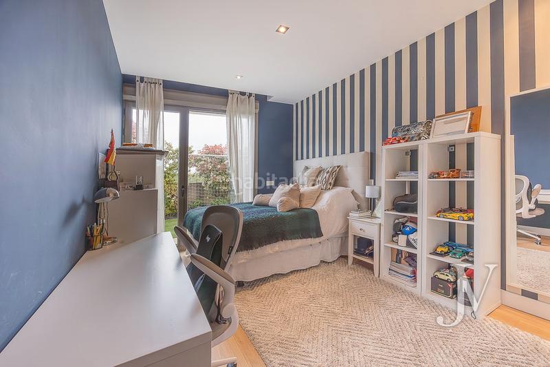 Foto 85658607-019c-4737-b23b-40b7076a2a50. Xalet amb xemeneia calefacció aparcament piscina a Madrid