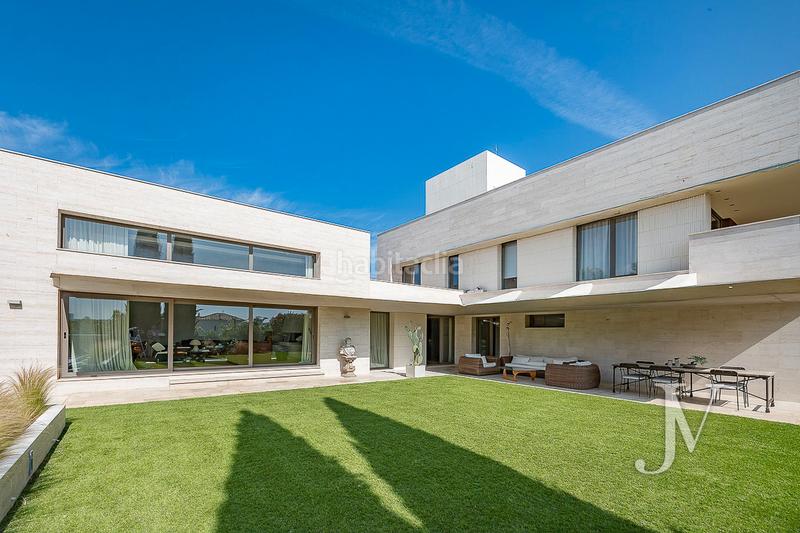 Foto 93d8d424-5875-4fec-87cf-9d47a98319dd. Xalet amb xemeneia calefacció aparcament piscina a Madrid