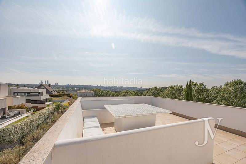 Foto afe830c0-4452-4f8d-bff4-ed016f647f93. Xalet amb xemeneia calefacció aparcament piscina a Madrid