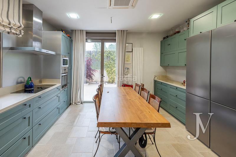 Foto b6e3ce24-f4ac-45de-8276-138d05c5ae98. Xalet amb xemeneia calefacció aparcament piscina a Madrid