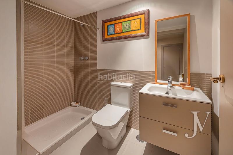 Foto bdcd129b-f7cd-4d5d-abe9-38c43d4d15a4. Xalet amb xemeneia calefacció aparcament piscina a Madrid